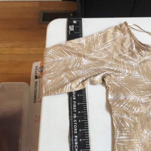 Micheal Kors 3X tan & white print off shoulder tee one cold shoulder 3/4 sleeve - Picture 8 of 10
